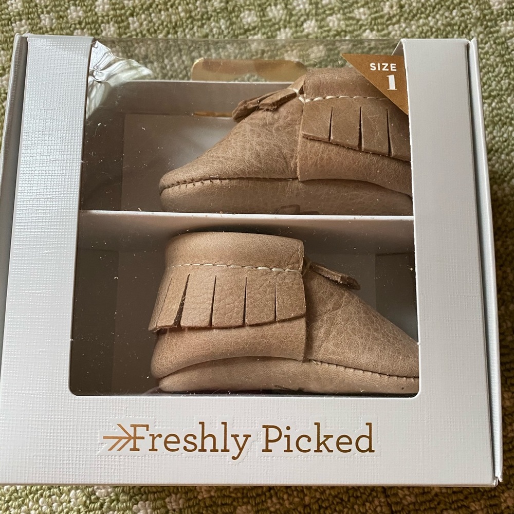 NEW Freshly Picked Size 1 Weathered Brown moccasin
